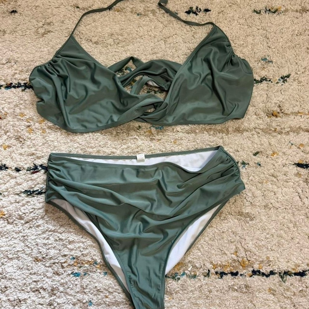 4xl Green bikini set with adjustable top